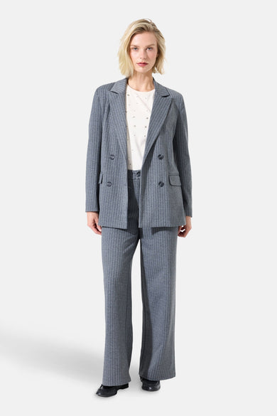 Pantalon de costume gris rayé par GARCIA, coupe droite et ample, porté avec un blazer assorti et un t-shirt clair.

