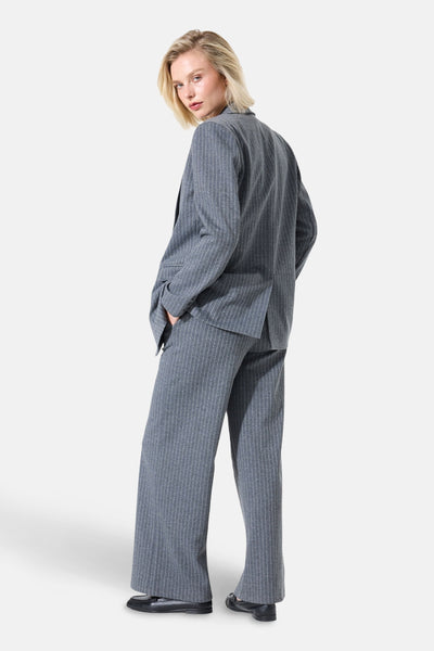 Pantalon de costume gris de GARCIA, à rayures verticales et coupe ample.