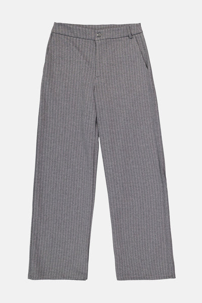 Pantalon de costume gris par GARCIA avec un motif à rayures verticales sur toute la surface.