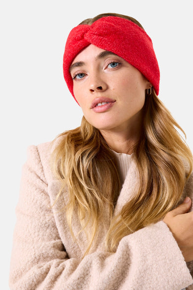 Cache-oreilles rouge de GARCIA, porté avec un manteau texturé couleur crème.