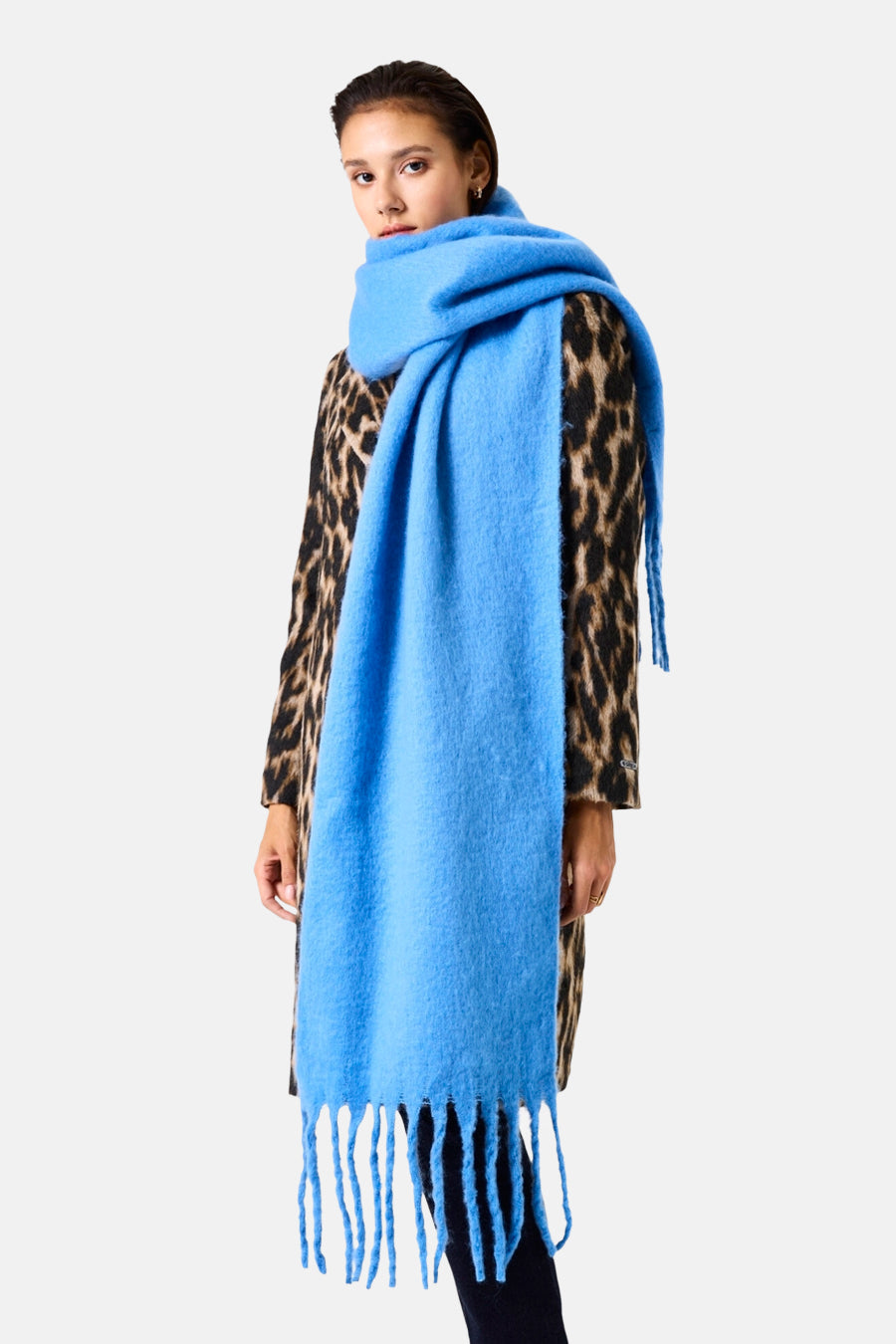Blauwe sjaal met franjes van GARCIA, gedragen met een luipaardprint jas.