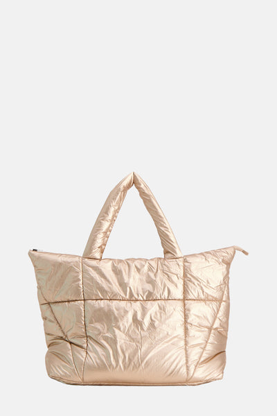 Sac à bandoulière doré de GARCIA, avec un motif matelassé et des poignées courtes.