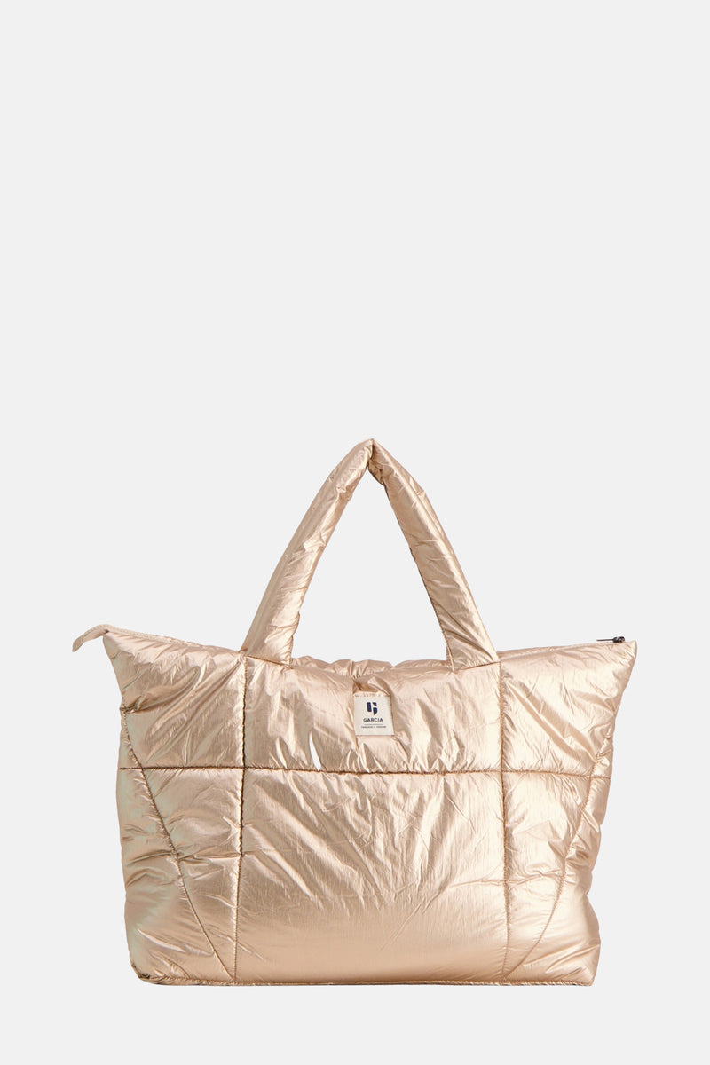 Sac à bandoulière doré de GARCIA, matelassé avec des poignées épaisses et une étiquette de la marque.