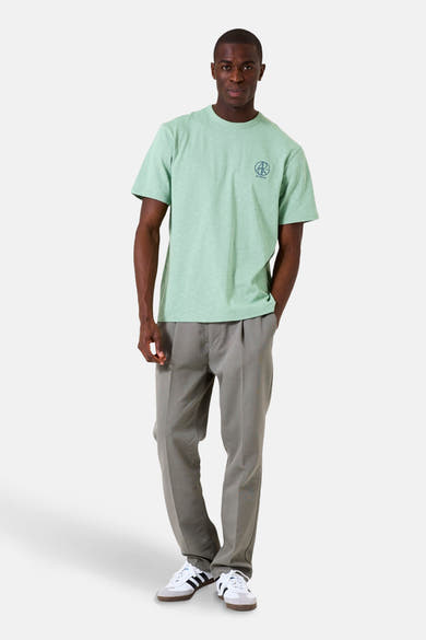Groen T-shirt met korte mouwen van GARCIA, gedragen met een grijze broek en witte sneakers.