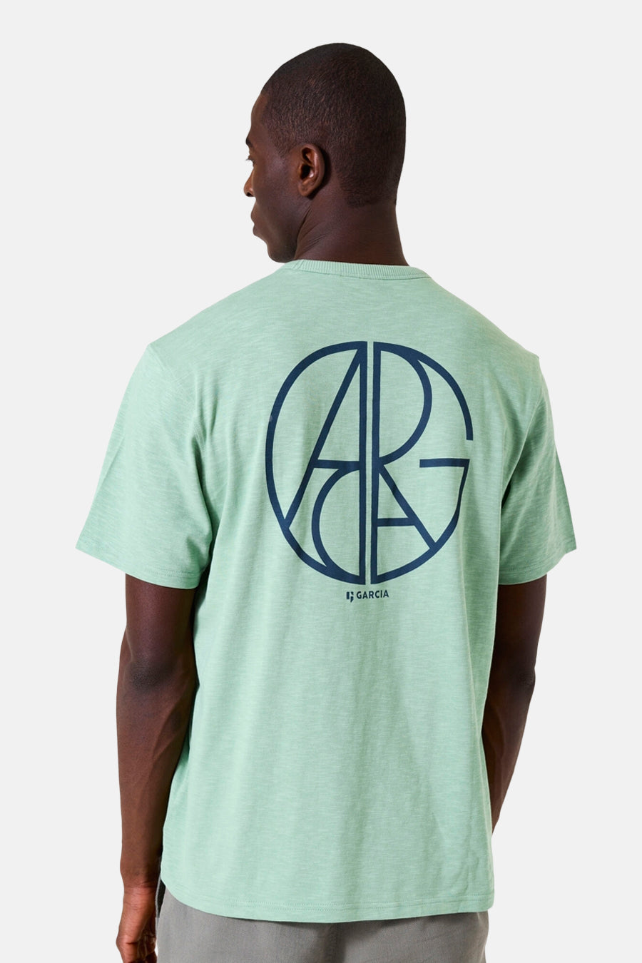 T-shirt vert à manches courtes de GARCIA, avec un grand logo au dos.