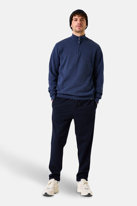 Blauwe coltrui van GARCIA, gedragen met een muts en een joggingbroek.