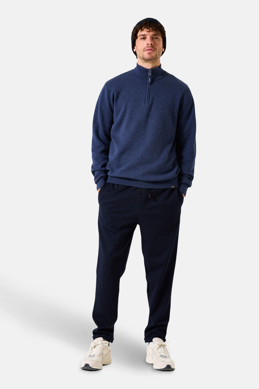 Blauwe coltrui van GARCIA, gedragen met een muts en een joggingbroek.