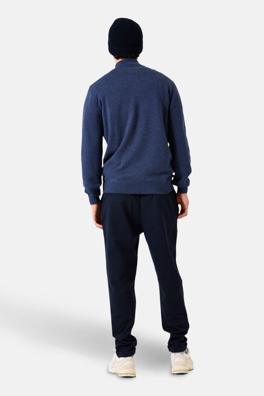 Blauwe coltrui van GARCIA, gedragen met een muts en een marineblauwe joggingbroek, achtergezicht.