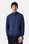 Garcia marineblauwe coltrui met ritssluiting, gedragen met een gebreide muts.