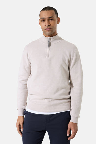Beige coltrui van GARCIA, met ritssluiting bij de kraag, gedragen met een marineblauwe broek.