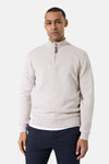 Beige coltrui van GARCIA, met ritssluiting bij de kraag, gedragen met een marineblauwe broek.