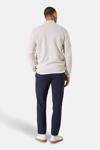 Beige coltrui van GARCIA, gedragen met een marineblauwe broek en sneakers.