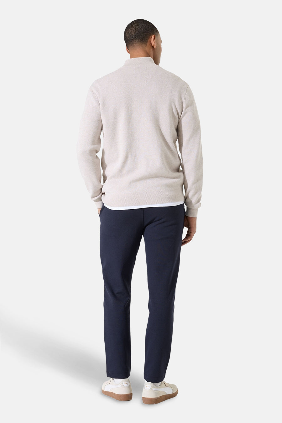 Beige coltrui van GARCIA, gedragen met een marineblauwe broek en sneakers.