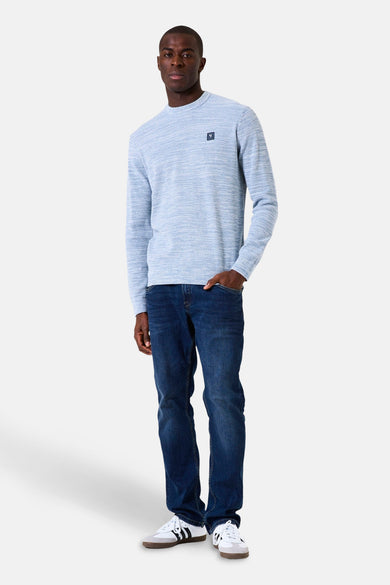 Pull à col rond bleu de GARCIA, porté avec un jean et des baskets blanches à rayures noires.