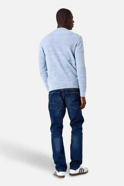 Blauwe rondehals trui GARCIA, gedragen met een spijkerbroek en sneakers, achterkant.