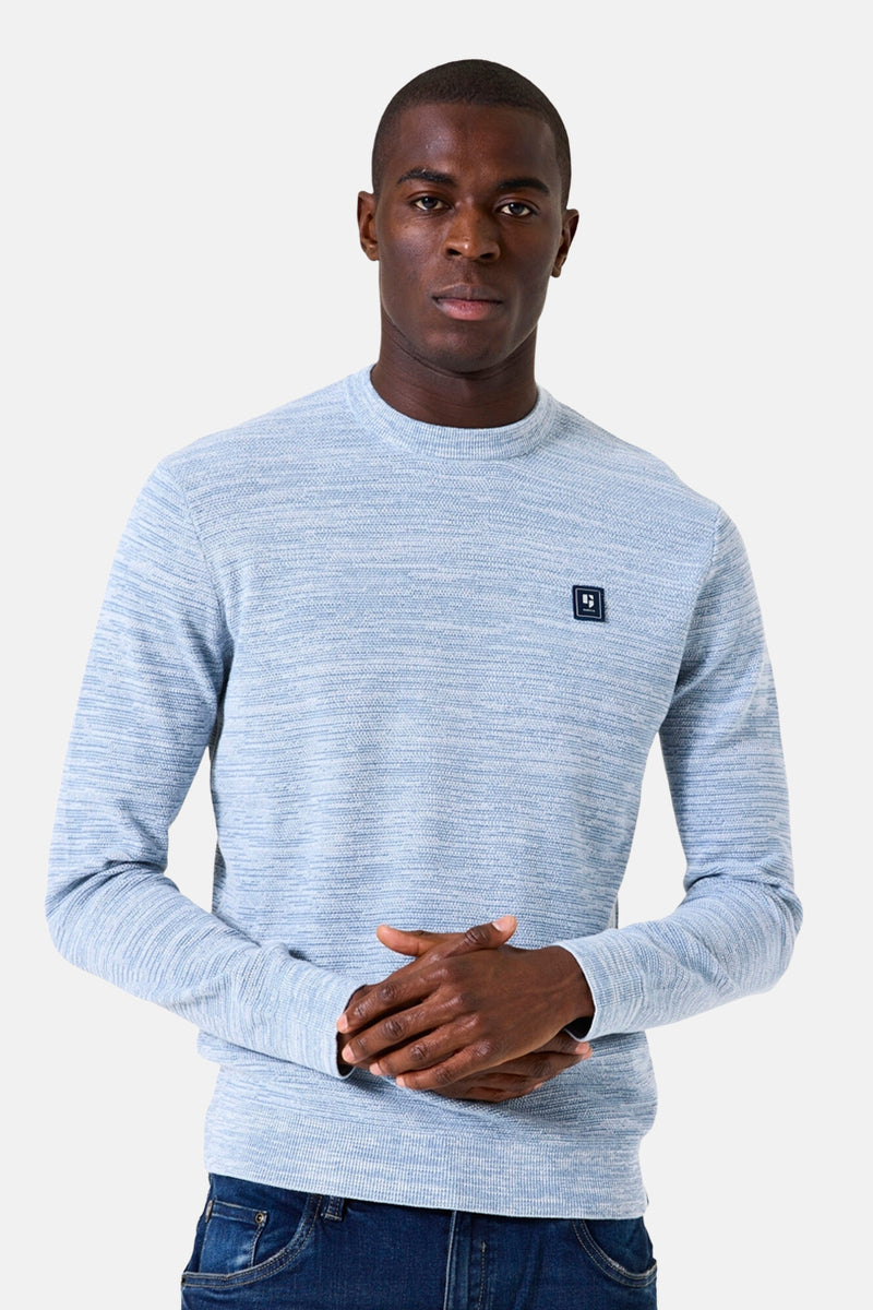 Ronde hals trui blauw van GARCIA, gedragen met een spijkerbroek en witte sneakers met zwarte strepen.