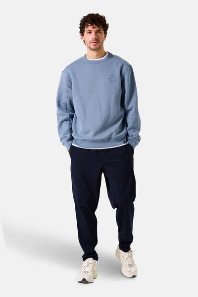 Lichtblauwe trui van GARCIA, met een ronde hals en gedragen met een marineblauwe joggingbroek.