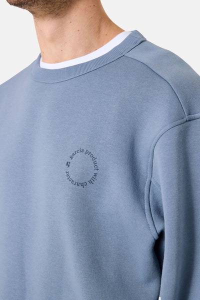 Sweat bleu de GARCIA avec un col ras du cou blanc et un logo circulaire discret sur la poitrine.