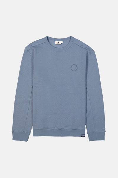 Sweat bleu de GARCIA, avec un petit logo circulaire brodé sur la poitrine.