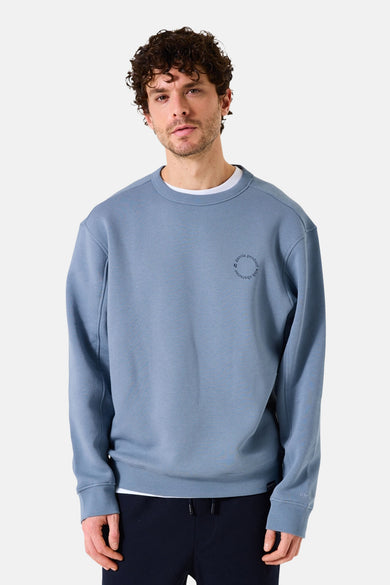 Blauwe trui van GARCIA met een discreet cirkelvormig logo op de borst en een zichtbare witte zoom.