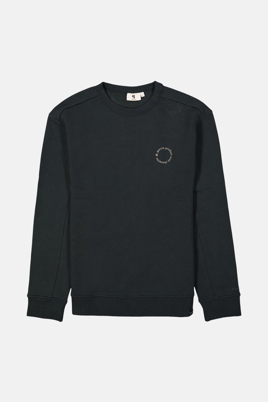 Groen sweatshirt van GARCIA, met een cirkelvormig logo op de borst.
