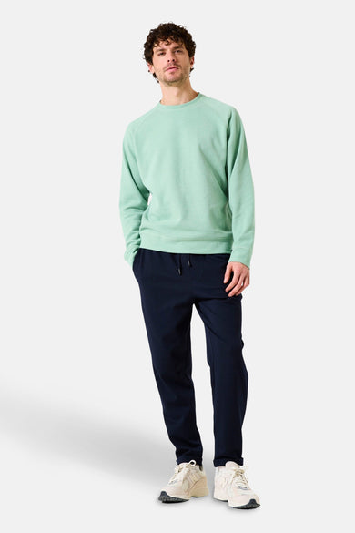 Groen sweatshirt van GARCIA, gedragen met een marineblauwe joggingbroek en beige sneakers.