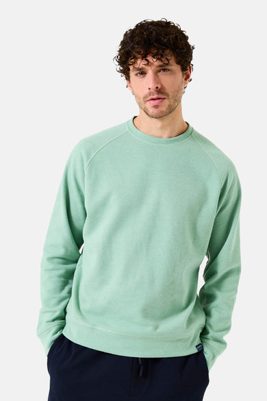 Mintgroen sweatshirt van GARCIA, van fleece, gedragen met een marineblauwe joggingbroek.