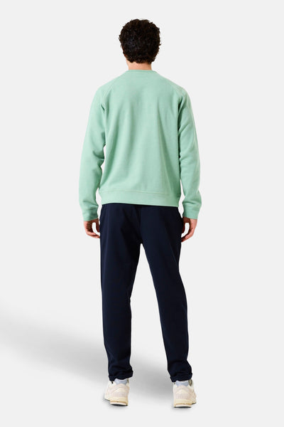 Mintgroen GARCIA sweatshirt, met lange raglanmouwen, gedragen met een marineblauwe joggingbroek.