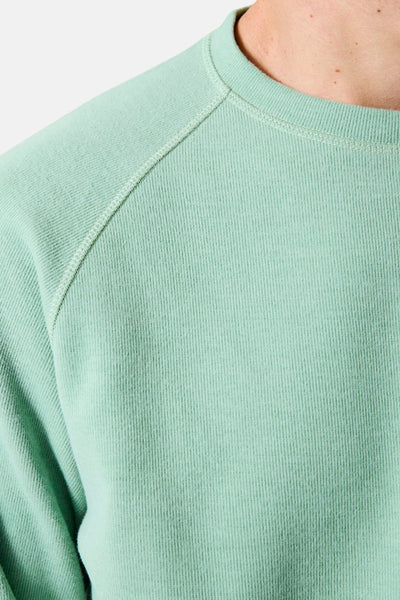 Sweat vert de GARCIA, détail de texture côtelée et couture raglan à l'épaule.