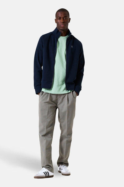 Gilet bleu de GARCIA porté avec un t-shirt vert et un pantalon gris.