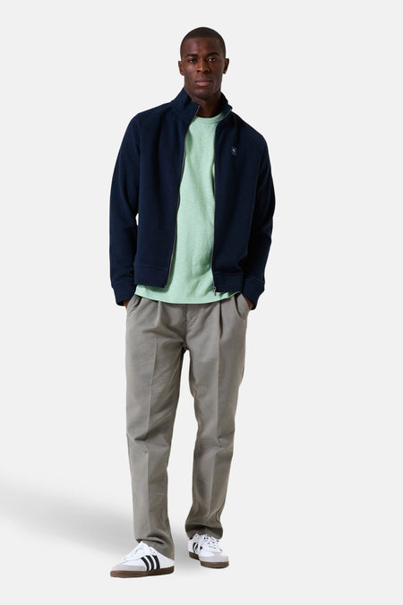 Blauwe GARCIA-gilet gedragen met een groen T-shirt en een grijze broek.