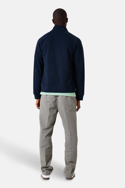 Gilet bleu de GARCIA, porté avec un pantalon gris clair et un t-shirt vert clair, vue de dos.