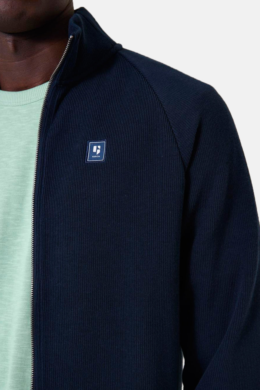 Marineblauwe geribbelde gebreide bodywarmer van GARCIA, met zilverkleurige ritssluiting en discreet logo-embleem.