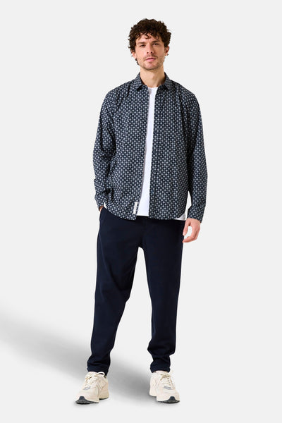 Blauw overhemd met lange mouwen en geometrisch patroon van GARCIA, gedragen over een wit T-shirt en een marineblauwe broek.