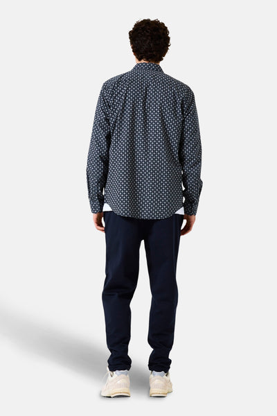 Blauw overhemd met lange mouwen van GARCIA, met cirkelvormig geometrisch patroon, gedragen met een marineblauwe broek.