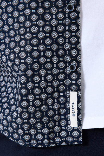 Chemise à manches longues bleue de GARCIA avec motif géométrique et boutons apparents.