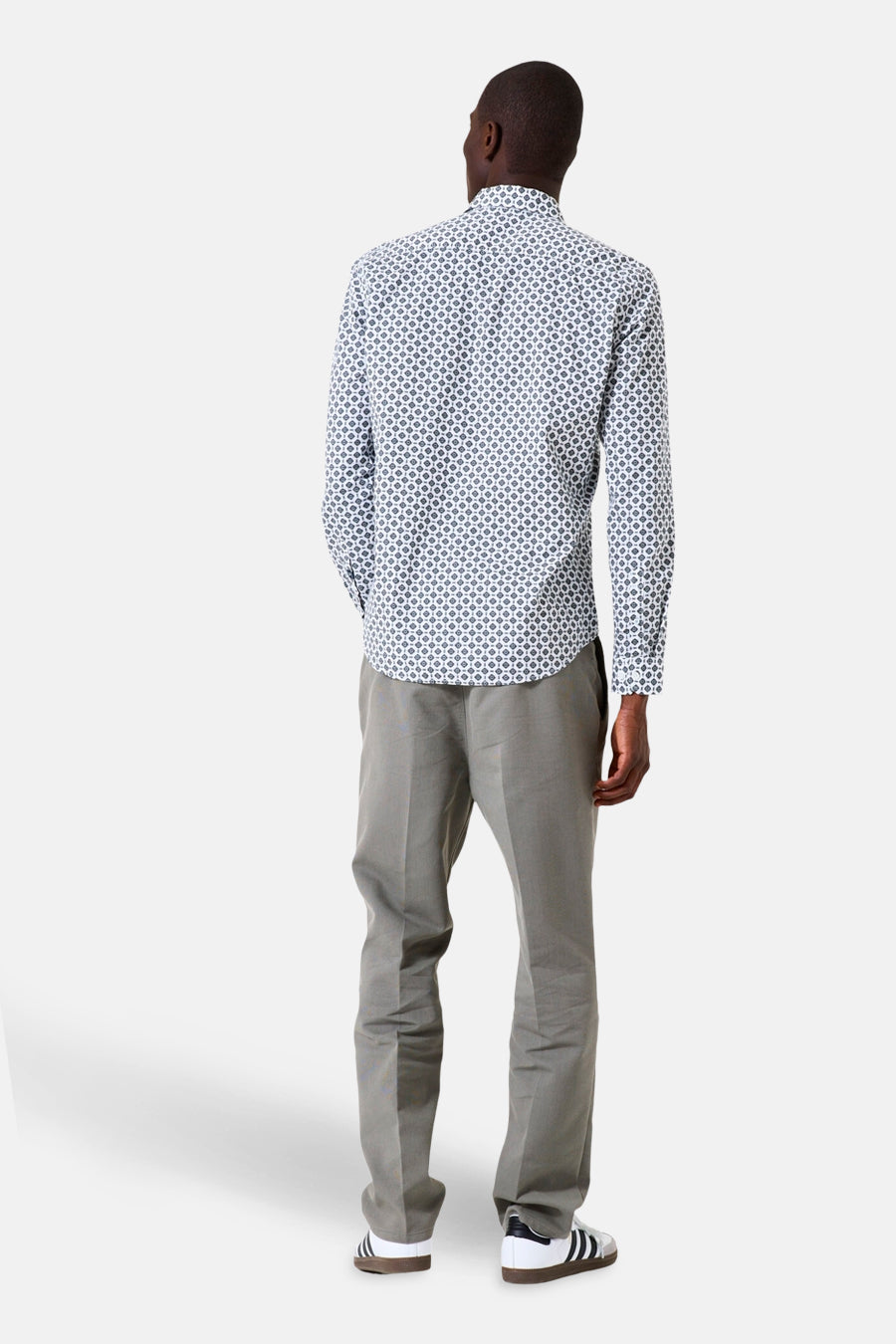 Chemise à manches longues blanche à motifs de GARCIA, portée avec un pantalon gris et des chaussures de sport.