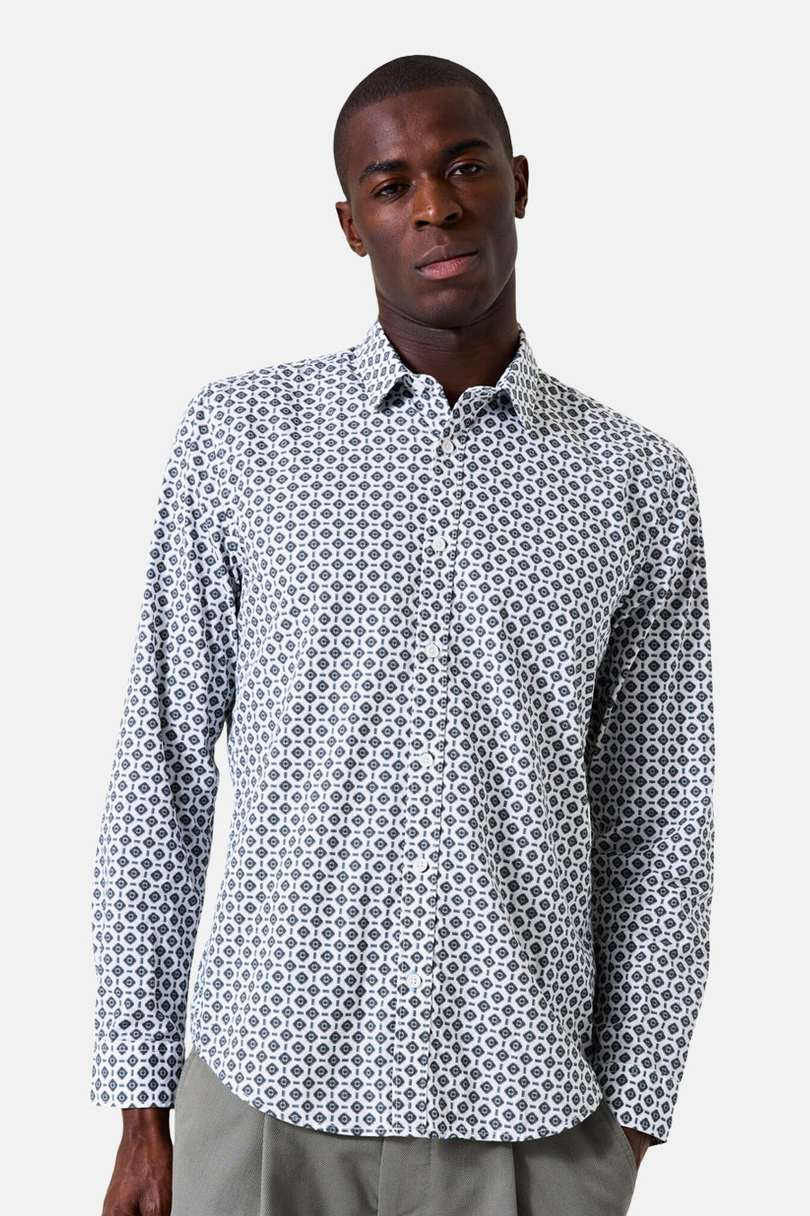 Chemise à manches longues blanche de GARCIA, imprimé à motifs géométriques sur toute la surface.