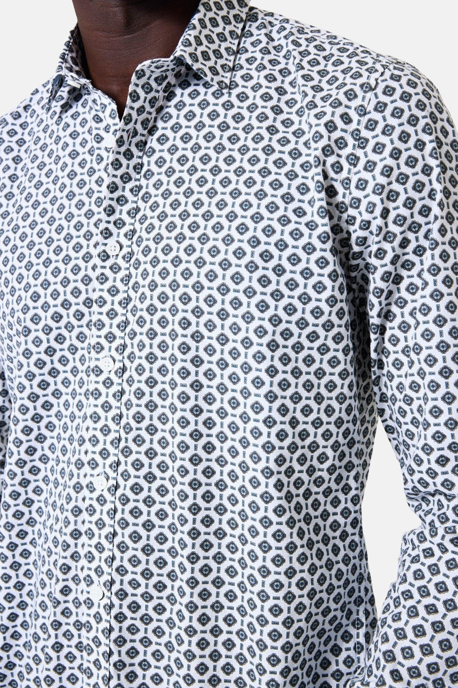 Chemise à manches longues blanche de GARCIA, imprimé losanges, boutons apparents.