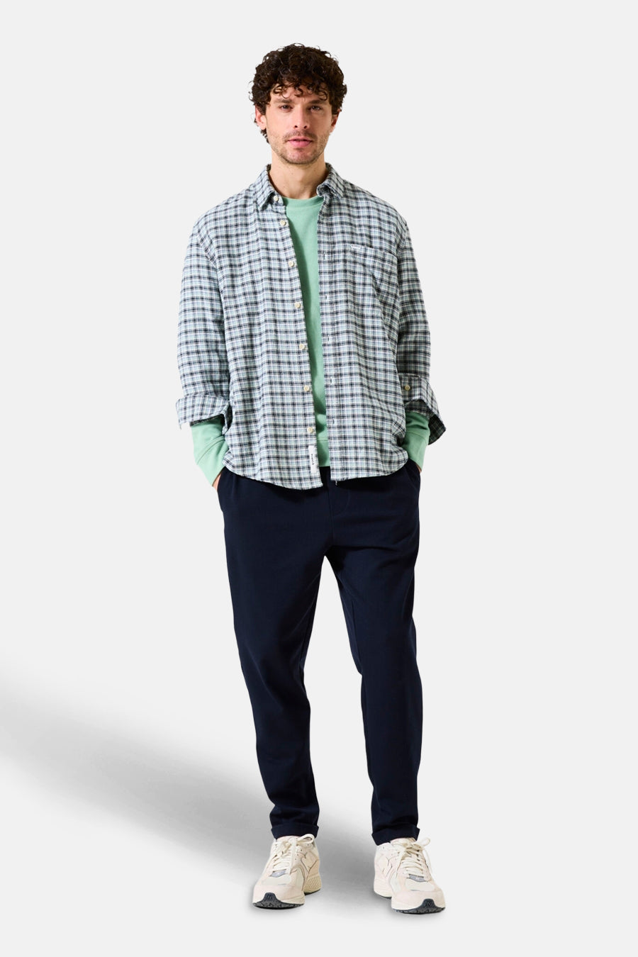 Chemise à manches longues multicolore de GARCIA, avec motif à carreaux sur une tenue décontractée.