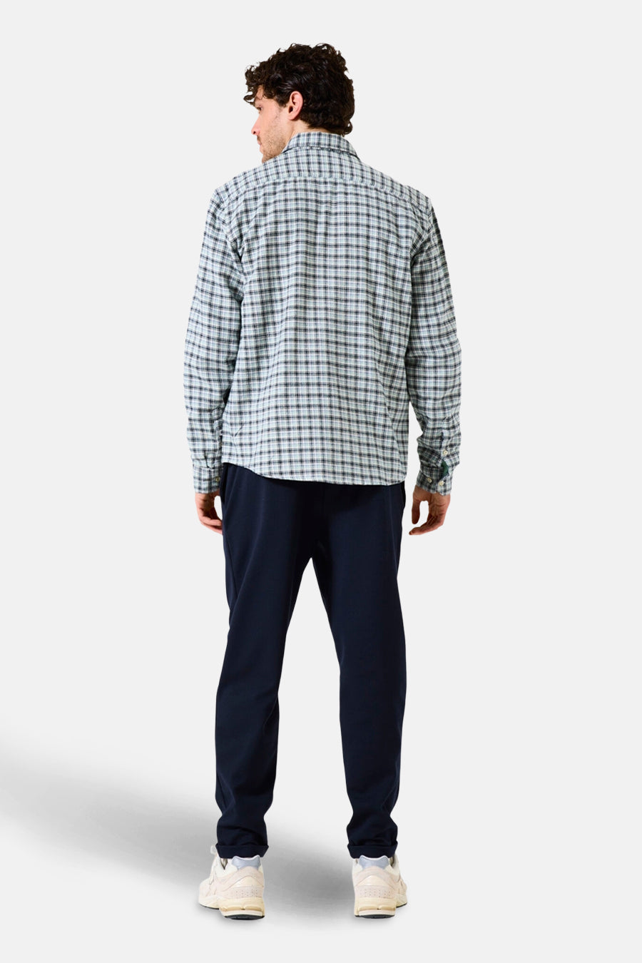 Chemise à manches longues à carreaux multicolores de GARCIA, portée avec un pantalon bleu marine et des baskets beiges.