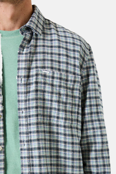 Chemise à manches longues multicolore de Garcia, à motif carreaux, portée sur un t-shirt vert.
