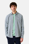 Chemise à manches longues multicolore de GARCIA, à carreaux, portée sur un t-shirt vert uni.
