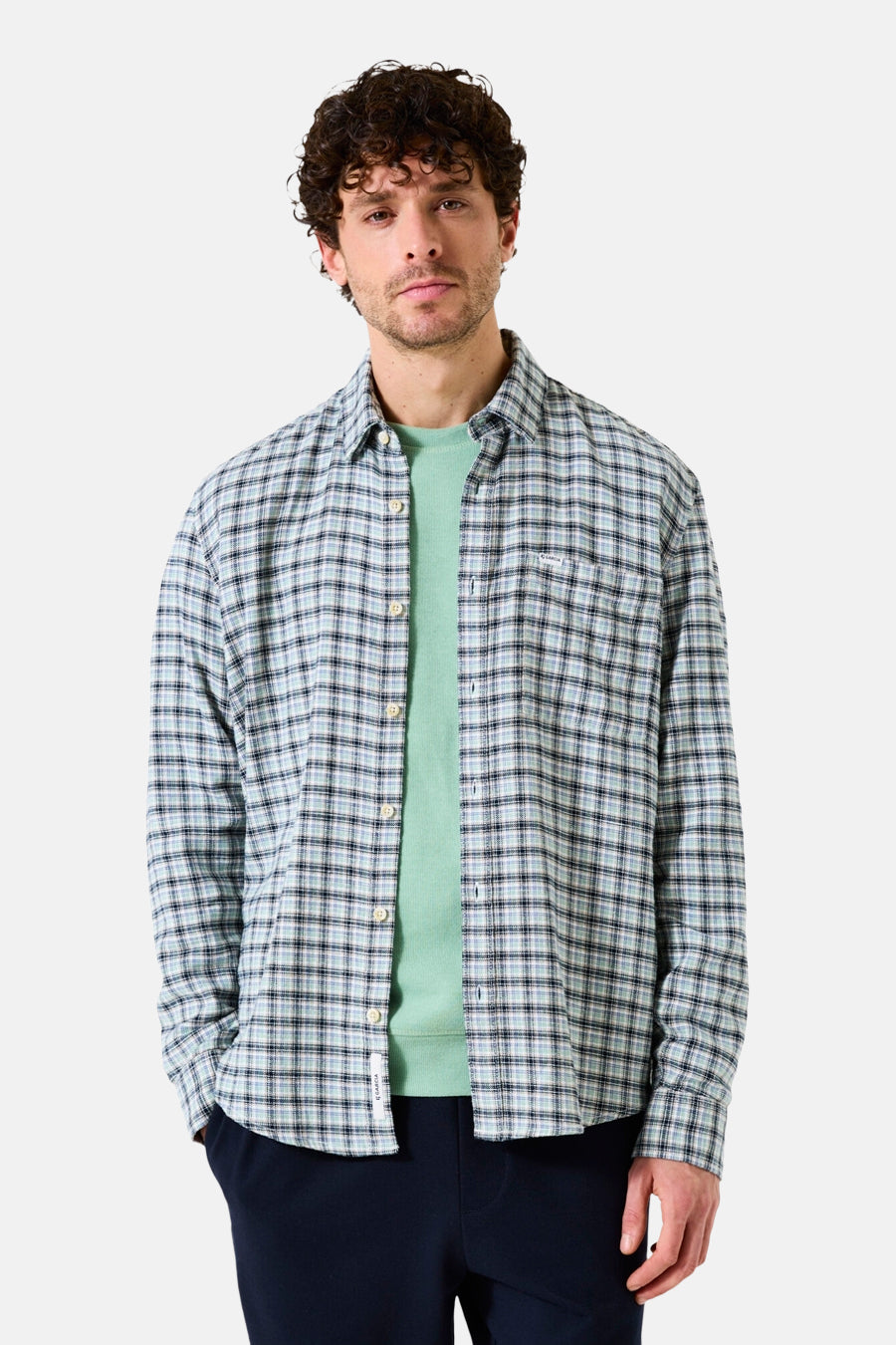 Chemise à manches longues multicolore de GARCIA, à carreaux, portée sur un t-shirt vert uni.