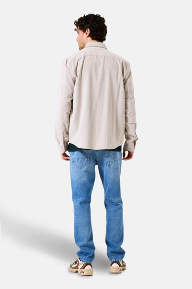 Beige lange mouwen overhemd van GARCIA, achterkant, gedragen met een groen T-shirt en een blauwe jeans.