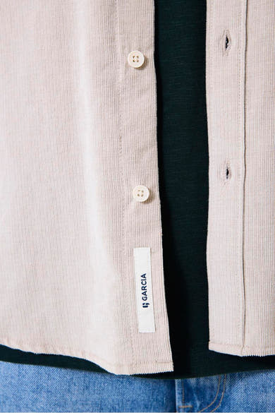 Beige ribfluwelen hemd van GARCIA, met knopen en merklabel aan de voorkant.