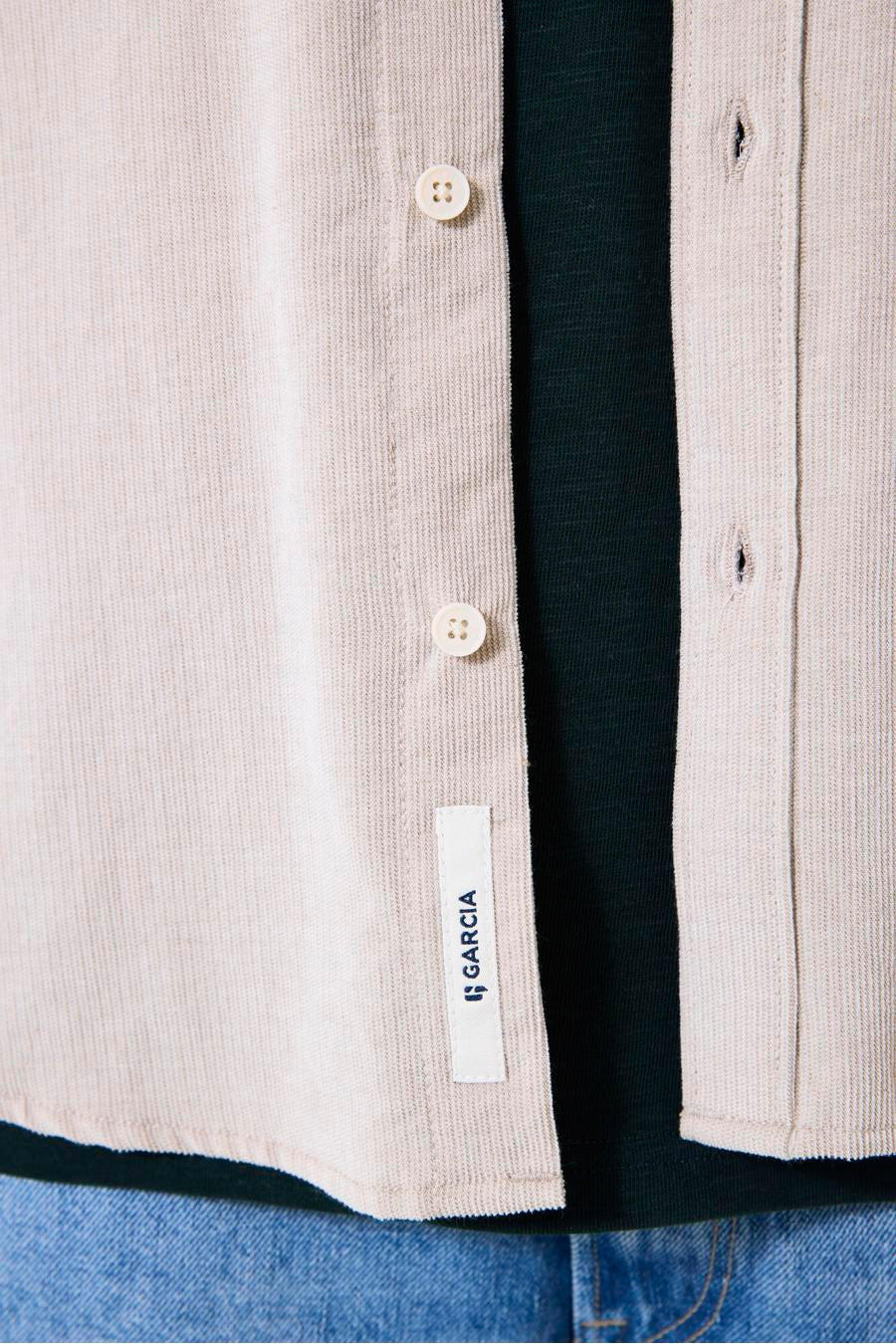 Beige ribfluwelen hemd van GARCIA, met knopen en merklabel aan de voorkant.