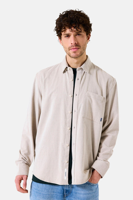 Beige overhemd met lange mouwen van GARCIA, van corduroy, gedragen met een groen T-shirt en een blauwe jeans.