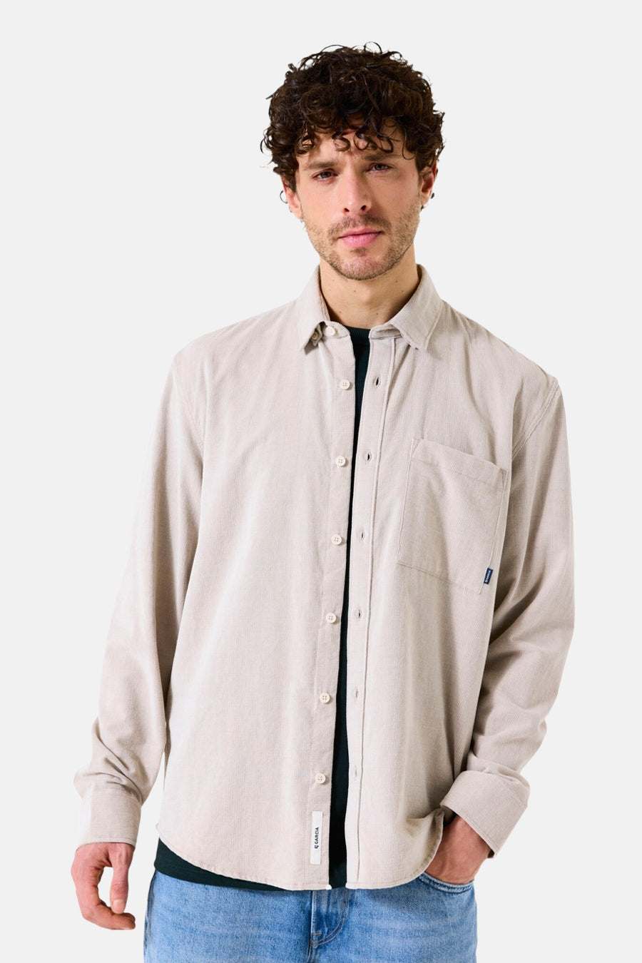 Beige overhemd met lange mouwen van GARCIA, van corduroy, gedragen met een groen T-shirt en een blauwe jeans.