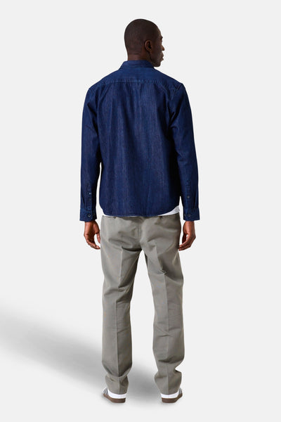 Donkerblauw spijkeroverhemd met lange mouwen van GARCIA, gedragen met een grijze broek. Achterzicht.